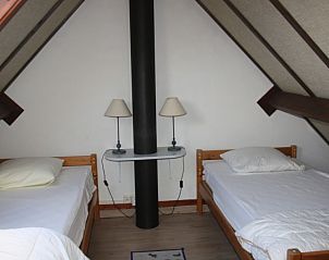 Zolderkamer met twee bedden in Duinendaele aan zee vakantiehuis, Adinkerke - De Panne, Belgische kust.