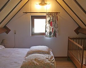 Gezellige zolderkamer met babybed in Duinendaele aan zee vakantiehuis, Adinkerke - De Panne, Belgische kust.