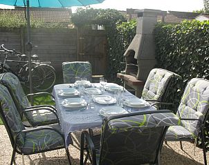 Buiten eethoek met barbecue in Duinendaele aan zee vakantiehuis, Adinkerke - De Panne, Belgische kust.