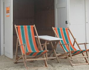 Strandstoelen bij Duinendaele aan zee vakantiehuis, Adinkerke - De Panne, Belgische kust voor ontspanning.
