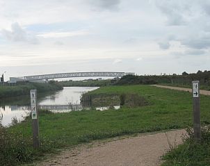 Wandelpad langs het water bij Duinendaele aan zee vakantiehuis, Adinkerke - De Panne, Belgische kust.