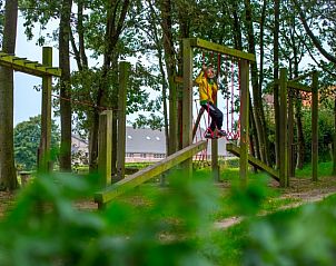 Speelruimte voor kinderen bij De Bosgeus vakantiehuis in Nieuwkerke, West-Vlaanderen met klimtoestellen.
