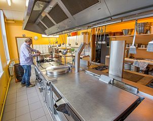 Moderne keukenfaciliteiten in De Bosgeus vakantiehuis in Nieuwkerke, West-Vlaanderen met kookapparatuur.