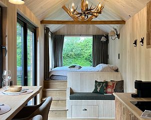 Gezellige binnenruimte van Huisje in Veldegem met eethoek en knusse slaapkamer in Veldegem, West-Vlaanderen, Belgi.