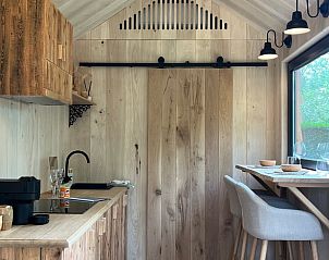 Moderne keuken en eetbar in Huisje in Veldegem, perfect voor een vakantie in Veldegem, West-Vlaanderen, Belgi.