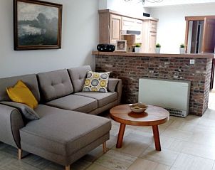 Gezellige woonkamer in Ten Huize Spientje vakantiehuis, Lapscheure, met comfortabele zithoek.