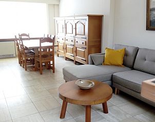 Ruime eetkamer in Ten Huize Spientje vakantiehuis, Lapscheure, West-Vlaanderen met houten meubels.