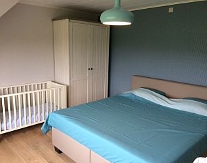 Slaapkamer met tweepersoonsbed en kinderbed in Ten Huize Spientje, Lapscheure, West-Vlaanderen.