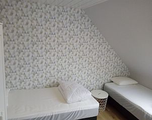 Slaapkamer met twee eenpersoonsbedden in Ten Huize Spientje vakantiehuis, Lapscheure, West-Vlaanderen.