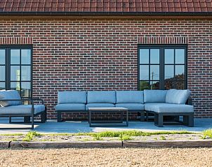 Gemtliche Sitzecke auf der Terrasse des Ferienhauses in Kaster, Westflandern.