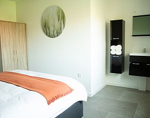Sfeervolle slaapkamer in Villa Steedje, vakantiehuis in Jabbeke, West-Vlaanderen, met modern interieur en comfortabel bed.