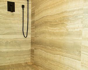 Luxe badkamer in Villa Steedje, vakantiehuis in Jabbeke, West-Vlaanderen, met moderne douche en stijlvolle afwerking.