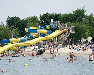 Waterglijbanen en strand in de omgeving van Phitina's Tiny House, Jabbeke, West-Vlaanderen, perfecte gezinsuitstap.
