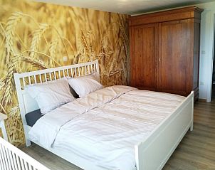 Attraktives Schlafzimmer im Ferienhof De Calonne, Veurne, mit rustikaler Einrichtung und bequemen Betten.