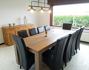 Gemtliches Esszimmer im Ferienhof De Calonne, Veurne, mit groem Tisch fr gemeinsame Mahlzeiten.