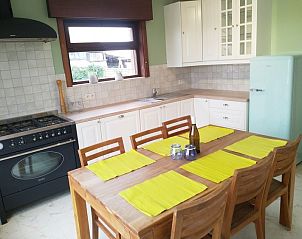 Moderne Kche im Ferienhof De Calonne, Veurne, komplett ausgestattet fr kulinarische Erlebnisse.