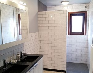 Stilvolles Badezimmer in Vakantiehoeve De Calonne, Veurne, mit gerumiger Dusche und modernen Annehmlichkeiten.