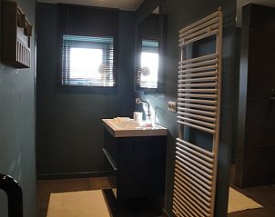 Strakke badkamer met moderne voorzieningen in B&B De Zoete Kers, Belgi.