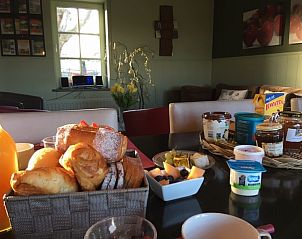 Uitgebreid ontbijt met lokale producten in B&B De Zoete Kers, West-Vlaanderen.