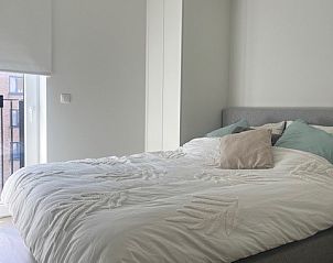 Comfortabele slaapkamer van Appartement 3 Beaufort, Nieuwpoort aan zee, West-Vlaanderen, Belgi, met groot bed en minimalistische inrichting.