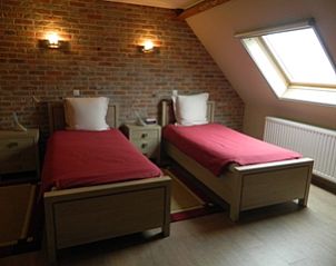 Sfeervolle tweepersoonskamer met dakraam in Varlet Farm bed and breakfast, Poelkapelle, Belgi.