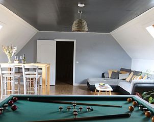 Gezellige speelkamer met biljarttafel in Vakantiewoning Huis Huwyn, Lichtervelde, ideaal voor ontspanning en plezier.