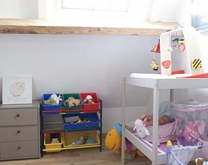 Speelkamer in HOF ter LO vakantiehuis in Lo, West-Vlaanderen met speelgoed.