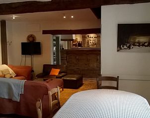 Open woonkamer en eetkamer in De Clincke vakantiehuis, Westrozebeke, West-Vlaanderen.