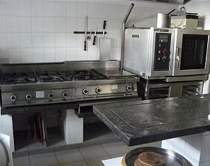 Professionele keukenapparatuur in De Clincke vakantiehuis, Westrozebeke, West-Vlaanderen.