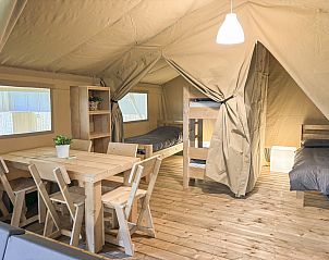 Gezellige binnenruimte van Skovly Camping safaritent in Ringsted, Seeland, Denemarken, ideaal voor vijf personen.