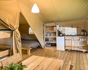 Gezellige binnenruimte van Skovly Camping Safaritent voor 5 personen in Ringsted, Seeland, Denemarken met keuken en eethoek.