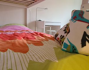 Kleurrijke slaapkamer in Genieten van Oostende aan zee, appartement in Oostende, West-Vlaanderen met speelse decoratie en bureau.