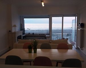 Uitzicht op zee vanuit het appartement van Trianonvakanties in Westende, West-Vlaanderen, met moderne binnenruimte en terras.