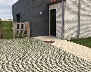 Entree van vakantiehuis Les Frres in Middelkerke, West-Vlaanderen met moderne architectuur en ruime oprit.