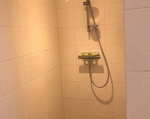 Stijlvolle badkamer met inloopdouche in Les Frres vakantiehuis, gelegen in Middelkerke, West-Vlaanderen.