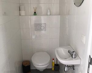 Compact toilet met wastafel in vakantiehuis Les Frres, Middelkerke, West-Vlaanderen.