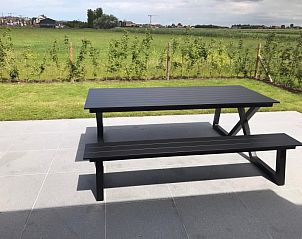 Uitzicht op groene velden vanaf het terras van vakantiehuis Les Frres in Middelkerke, West-Vlaanderen.