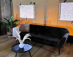 Interior of Glamfield Lodge Deluxe, a glamping lodge in Wilsum, Lower Saxony, featuring warm wooden accents and modern amenities.