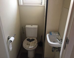 Compacte badkamer in Zee en Polder vakantiehuis, Westende, Belgische kust, met toilet en wastafel.