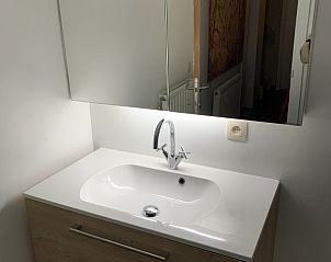 Stijlvolle wastafel in Zee en Polder vakantiehuis, Westende, Belgische kust, met spiegelkast.