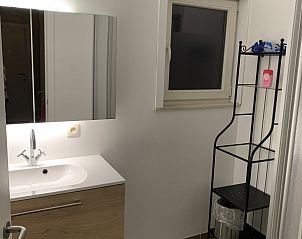 Moderne badkamer in Zee en Polder vakantiehuis, Westende, Belgische kust, met douche en wastafel.
