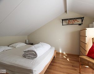 Lichte slaapkamer met tweepersoonsbed in Zee en Polder vakantiehuis, Westende, Belgische kust.