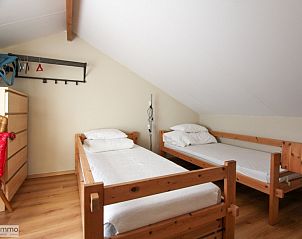 Slaapkamer met eenpersoonsbedden in Zee en Polder vakantiehuis, Westende, Belgische kust, ideaal voor kinderen.