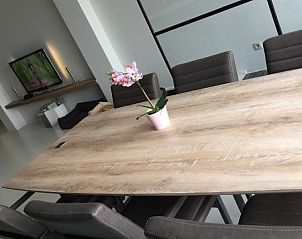 Ruime eetkamer met houten tafel in Aan't zeetje - Westende appartement, West-Vlaanderen, Belgi.
