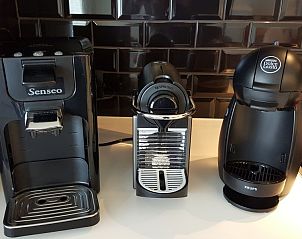 Koffiezetapparaten in de keuken van Aan't zeetje - Westende appartement, West-Vlaanderen, Belgi.