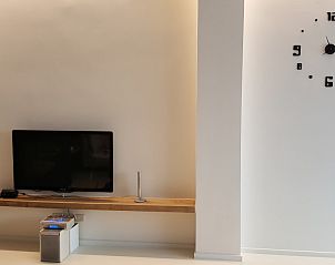 Moderne woonkamer met tv in Aan't zeetje - Westende appartement, West-Vlaanderen, Belgi.