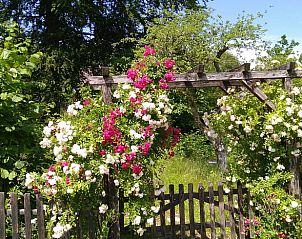 Slaapkamer met uitzicht op balkon in Vakantiehuis in Bad Sachsa, Nedersaksen, Duitsland.