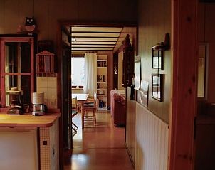 Gezellige binnenruimte van Vakantiehuis in Schortens, Nedersaksen, met een uitnodigende keuken en eetkamer.