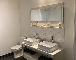 Luxe badkamer in Vakantiehuisje aan de IJzer, Diksmuide, met dubbele wastafel en spiegel.