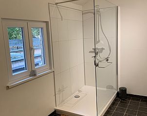 Ruime douche in Vakantiehuisje aan de IJzer, Diksmuide, met natuurlijk licht.